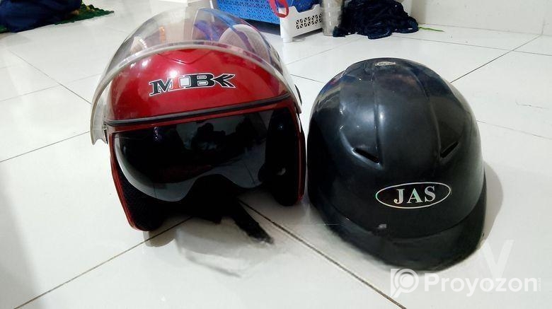 দুইটি হেলমেট