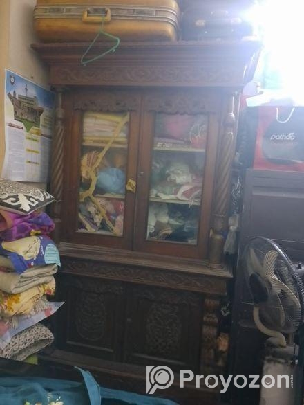 সেগুন কাঠের তৈরি আলমারি।