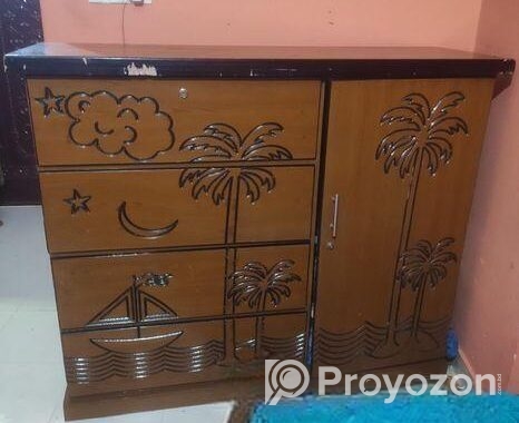 একটা ওয়ারড্রব বিক্রি বহে ৪ মাস ব্যবহার হয়েছে