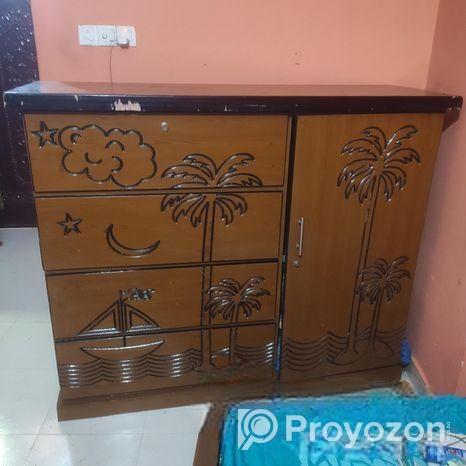 একটা ওয়ারড্রব বিক্রি বহে ৪ মাস ব্যবহার হয়েছে