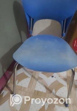 পড়ার জন্য চেয়ার টেবিল