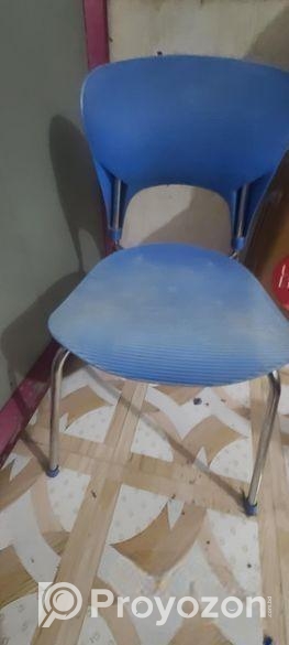 পড়ার জন্য চেয়ার টেবিল