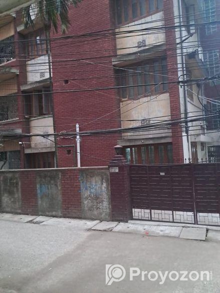 ইস্কাটনে মাসিক আড়াই লাখ টাকা আয়ের সুযোগে সাড়ে আট ক