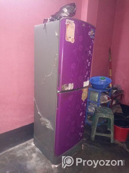 একটি ফ্রিজ বিক্রি করা হবে