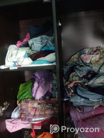 কাঠের আলমারি