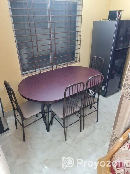 ৬ সিট চেয়ার এবং একটি রাউন্ড টেবিল