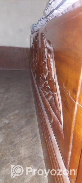 মেহগনি কাঠের তৈরি খাট