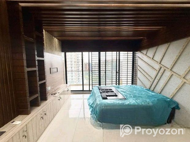 4400 Sqft Luxurious Brand New Ready Apartment For