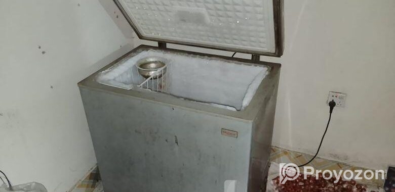 একটি ডিপ ফ্রিজ বিক্রি করা হবে