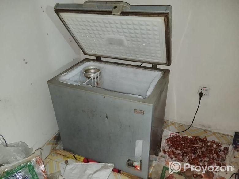 একটি ডিপ ফ্রিজ বিক্রি করা হবে