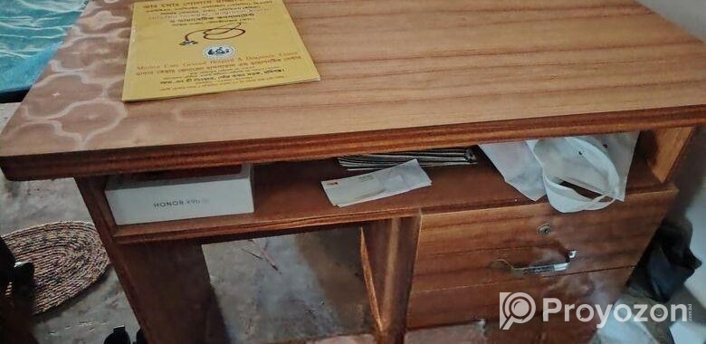 ১টি পড়ার টেবিল বা কম্পিউটার