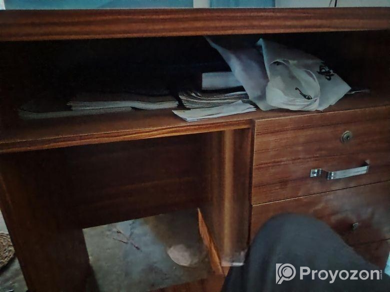 ১টি পড়ার টেবিল বা কম্পিউটার