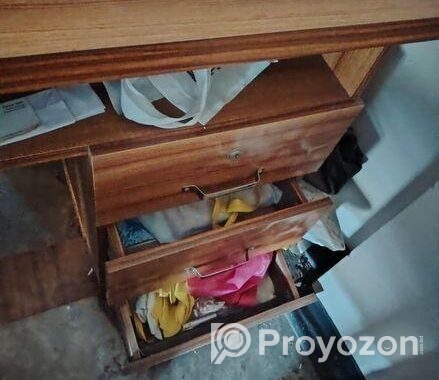 ১টি পড়ার টেবিল বা কম্পিউটার
