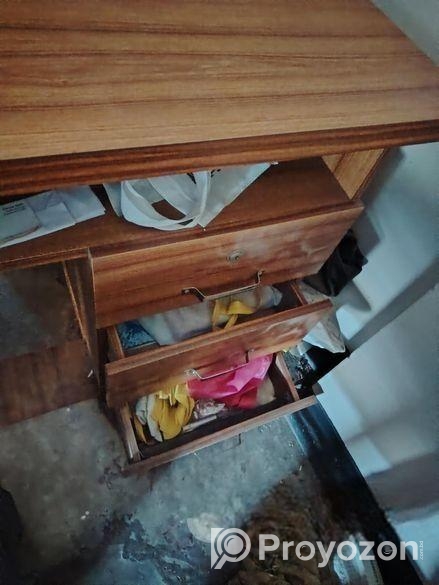 ১টি পড়ার টেবিল বা কম্পিউটার