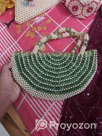 পুতির তৈরি ব্যাগ।