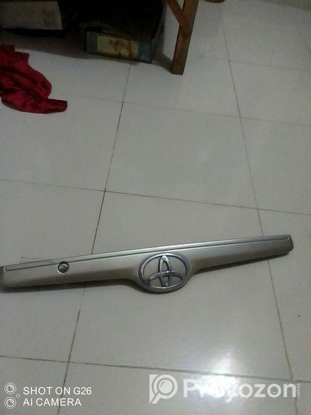 জি করোলা গাড়ির ব্যাকডালার গিরিল 2002 মডেল