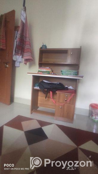 পড়ার টেবিল