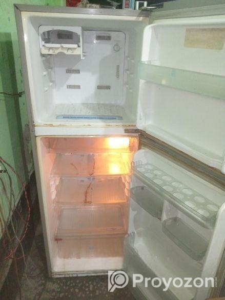 স্যামসাং নন ফস্ট ১০.৫ সেফটি ফ্রিজ বিক্রি হবে