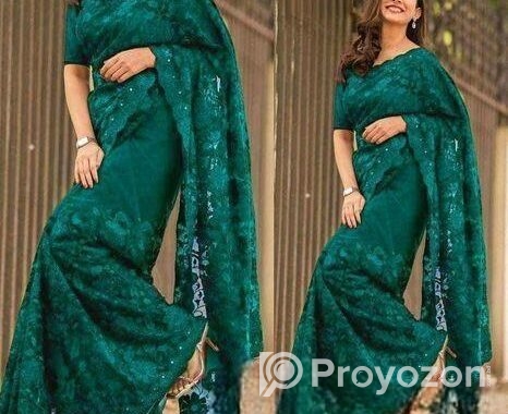 শাড়ীতে নারী
