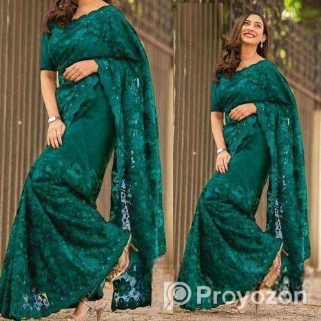 শাড়ীতে নারী