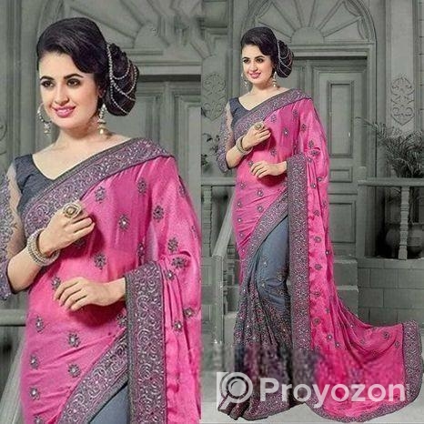 শাড়ীতে নারী