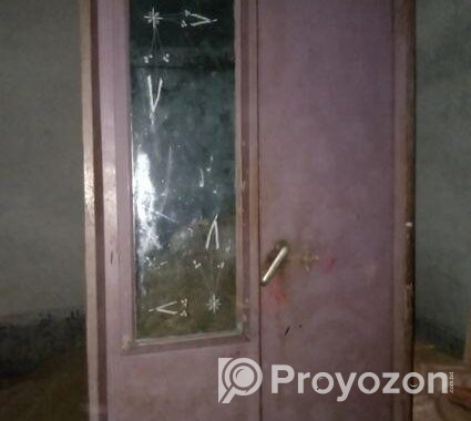অনেক মজবুত একটি আলমারি