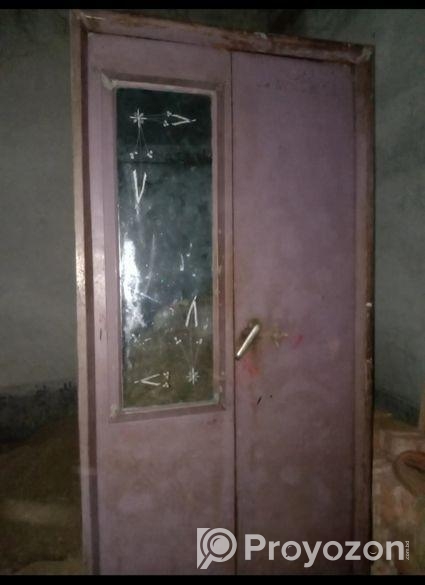 অনেক মজবুত একটি আলমারি