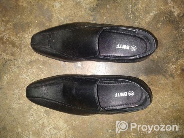 নিউ একজোড়া জুতা বিক্রি হবে