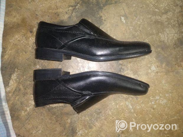 নিউ একজোড়া জুতা বিক্রি হবে