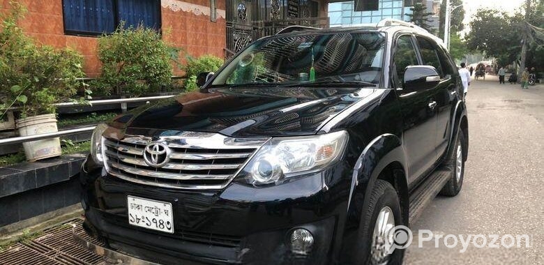 Toyota Fortuner . 2013