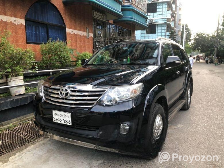 Toyota Fortuner . 2013