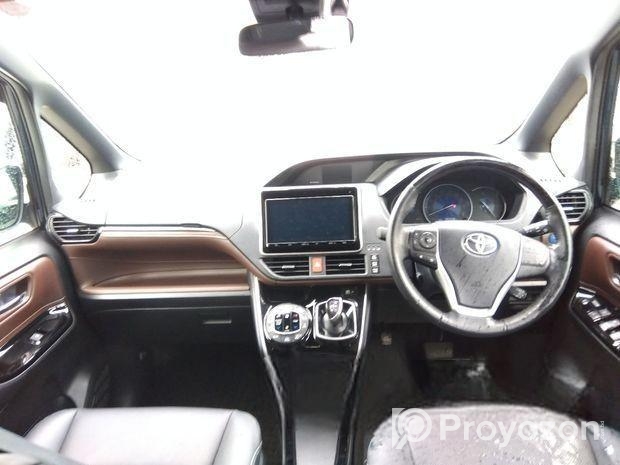 Toyota Esquire GI Mica Blue 4/90k 2020