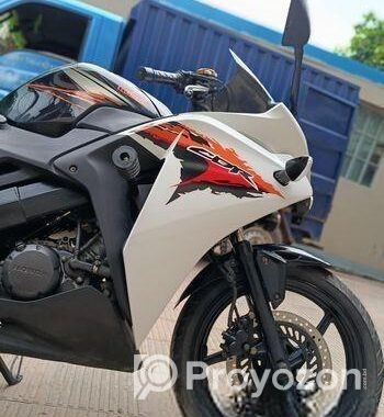 Honda CBR 150R . 2015