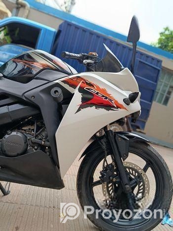 Honda CBR 150R . 2015