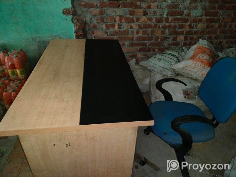 ১ টি টেবিল ও একটি চেয়ার বিক্রি করা হবে