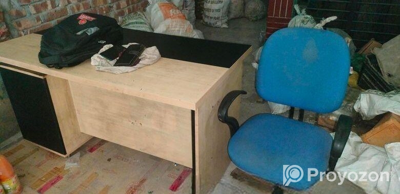 ১ টি টেবিল ও একটি চেয়ার বিক্রি করা হবে