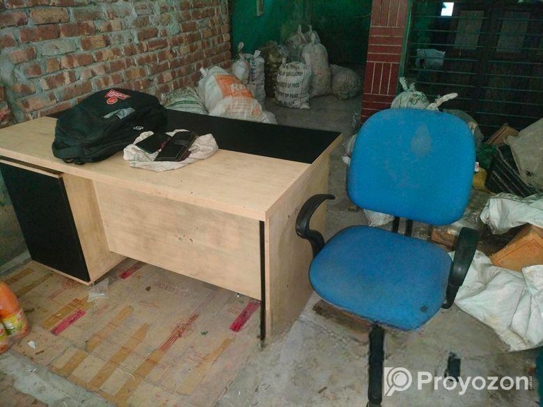 ১ টি টেবিল ও একটি চেয়ার বিক্রি করা হবে