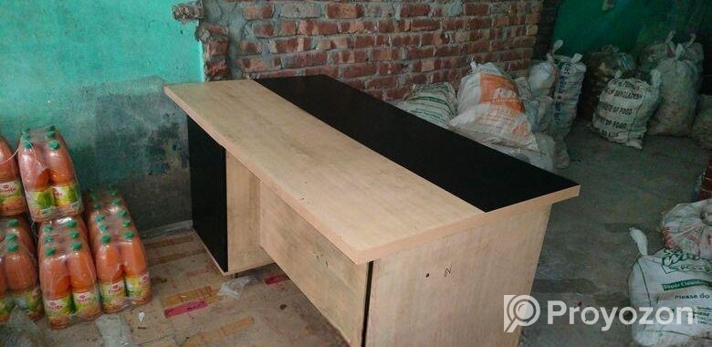 ১ টি টেবিল ও একটি চেয়ার বিক্রি করা হবে