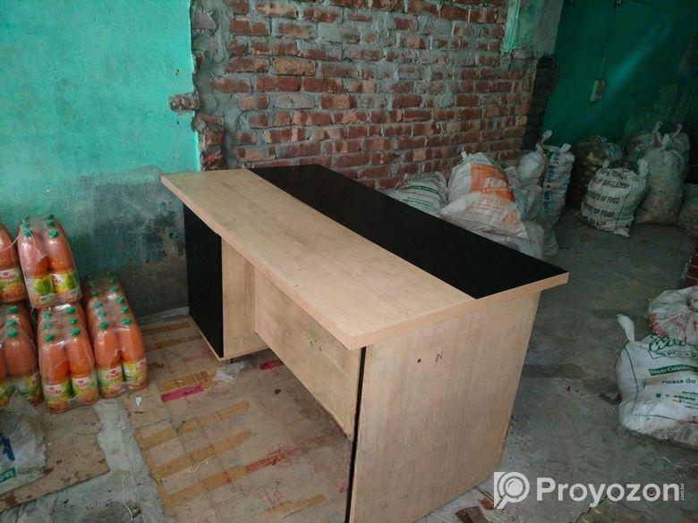 ১ টি টেবিল ও একটি চেয়ার বিক্রি করা হবে