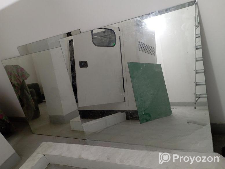 ওয়াশ রুমের আয়না