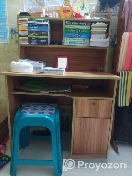 পড়ার টেবিল একটি ড্রেসিং টি