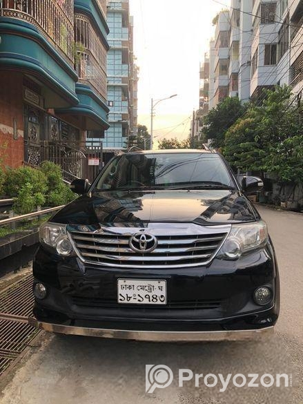 Toyota Fortuner . 2013