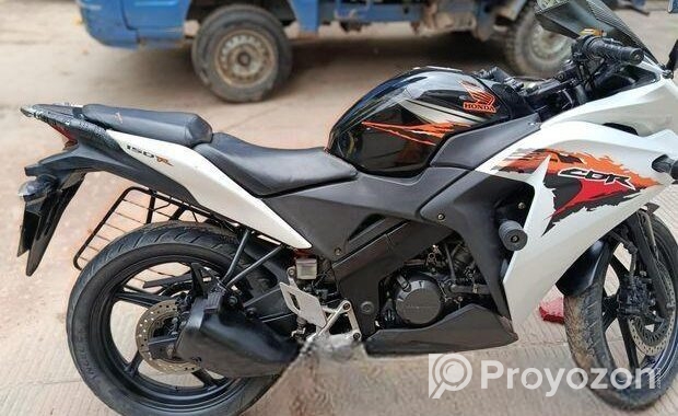 Honda CBR 150R . 2015