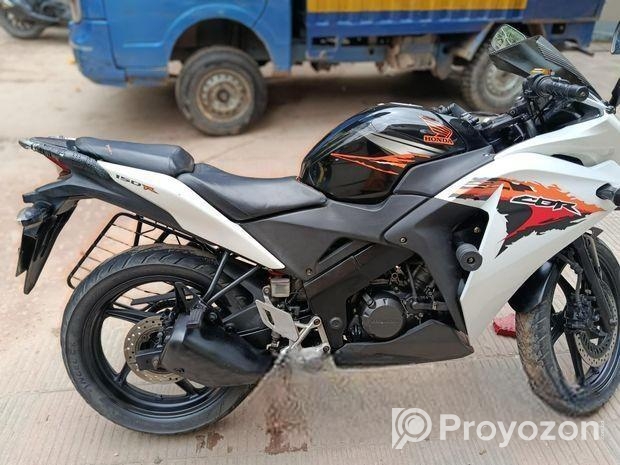 Honda CBR 150R . 2015