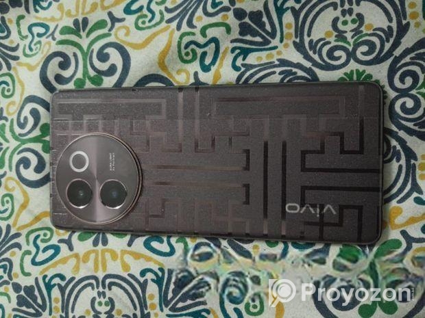 Vivo V30 best phone (Used)