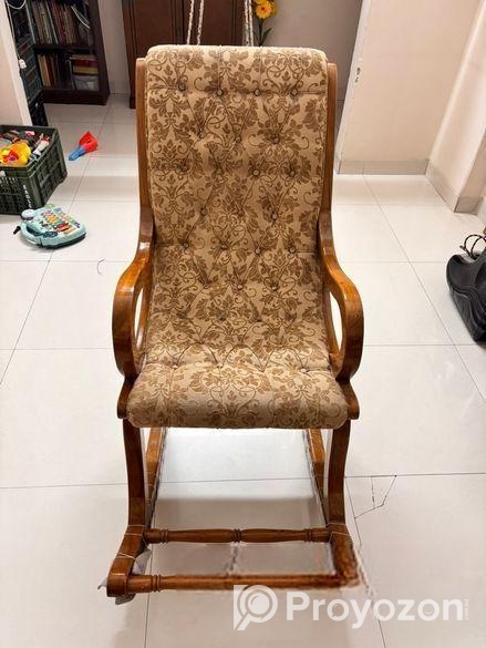 কাঠের রকিং চেয়ার