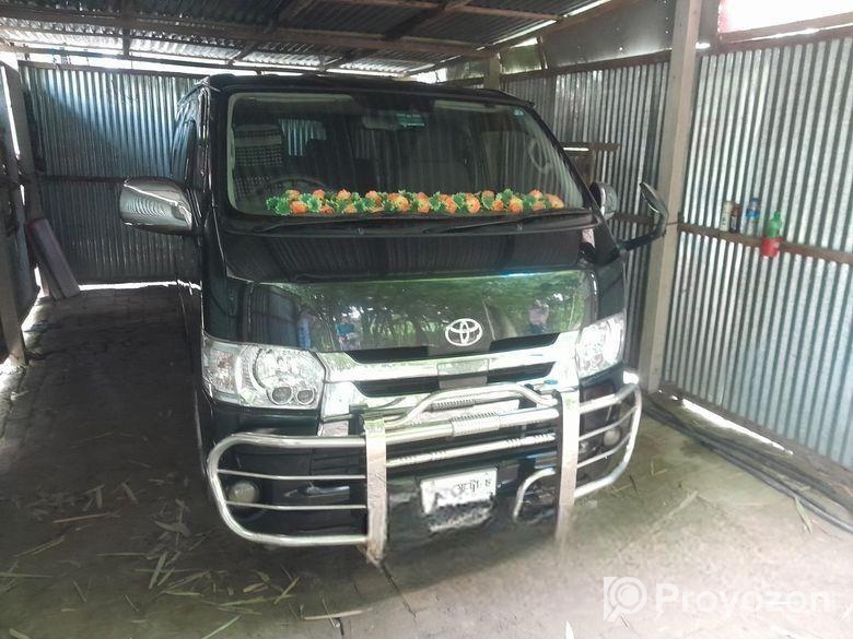 Toyota Hiace . 2019