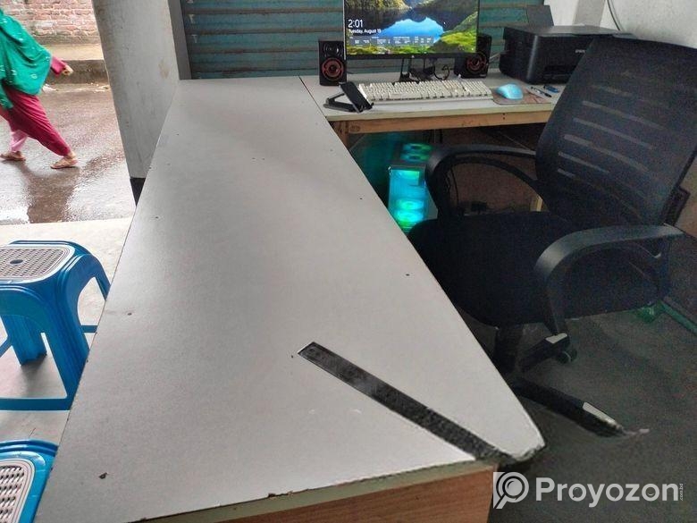 ২ টি টেবিল ও ১ চেয়ার