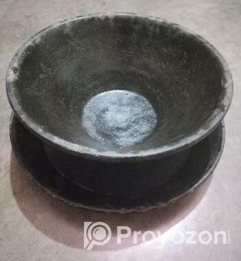 দুটি পাথরের থালা বিক্রি করা হবে