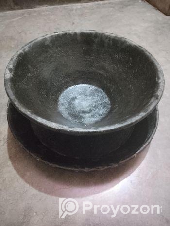 দুটি পাথরের থালা বিক্রি করা হবে